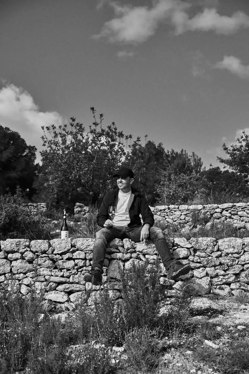 David Lorenzo, director técnico de Ibizkus disfrutando un Totem Rosado, vino de Ibiza