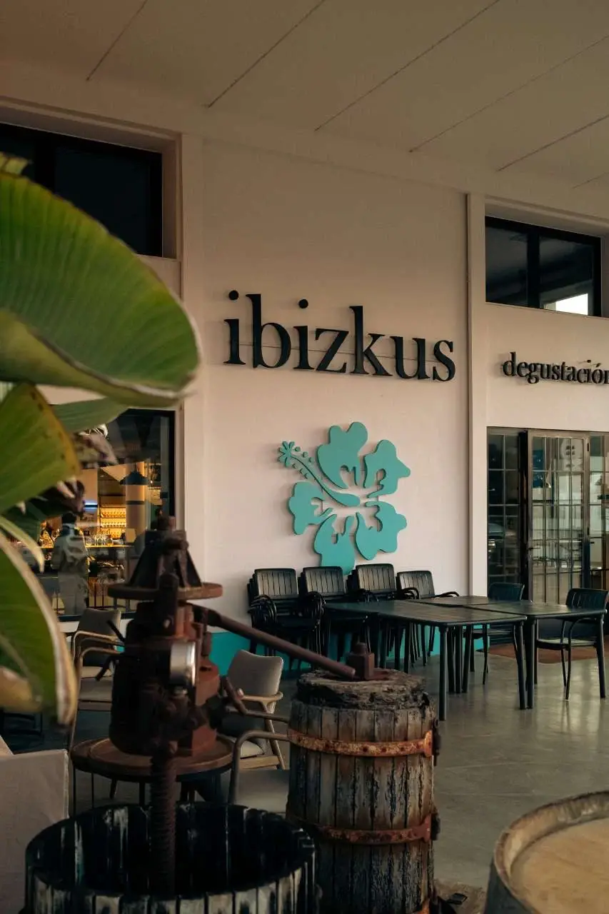 La fachada de Ibizkus, antes Totem Wines